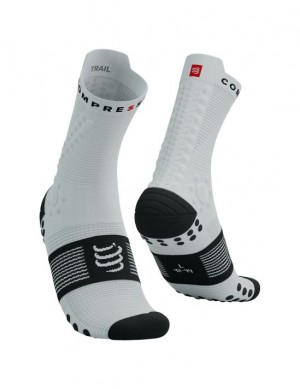 Sosete Alergare Compressport Pro Racing Socks v4.0 Trail Barbati Albi Negrii | 394870-XAR