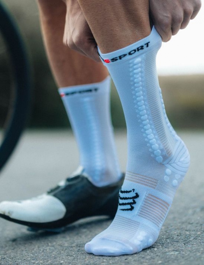 Cycling Socks Compressport Pro Racing Socks v4.0 Bike Barbati Albi Negrii | 491836-LKY