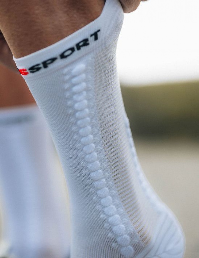 Cycling Socks Compressport Pro Racing Socks v4.0 Bike Barbati Albi Negrii | 491836-LKY