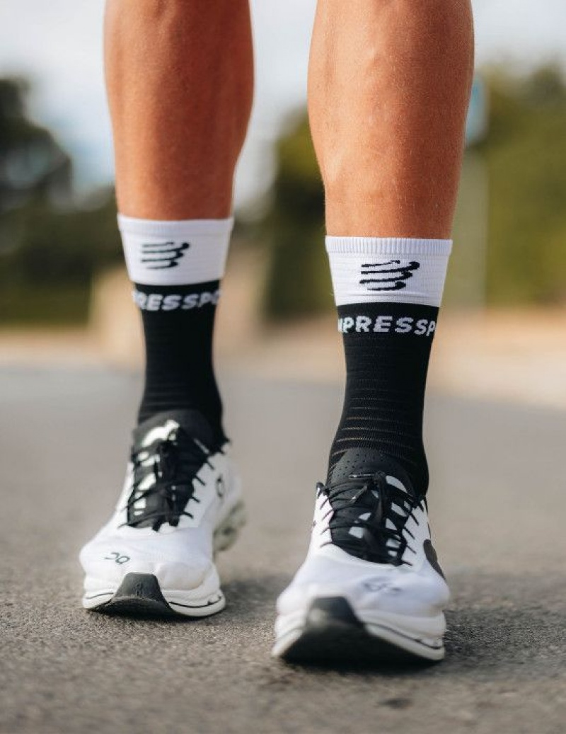 Sosete Alergare Compressport Mid-High Compression Socks V2.0 Barbati Negrii Albi | 738215-IMO