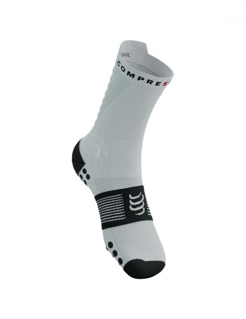 Sosete Alergare Compressport Pro Racing Socks v4.0 Trail Barbati Albi Negrii | 394870-XAR